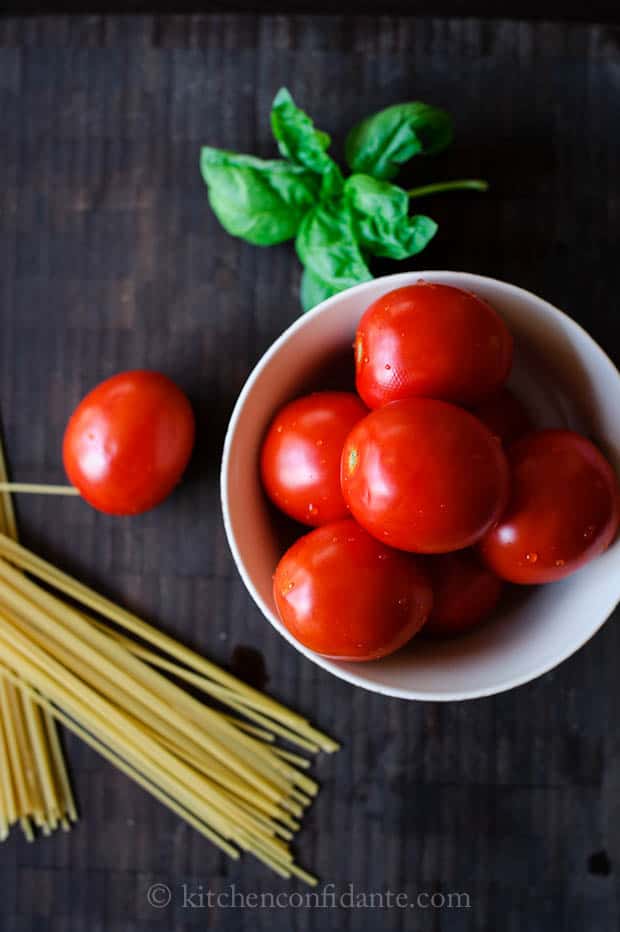 Spaghetti With Fresh Tomato Basil Sauce All Clad Saut Pan Giveaway Kitchen Confidante