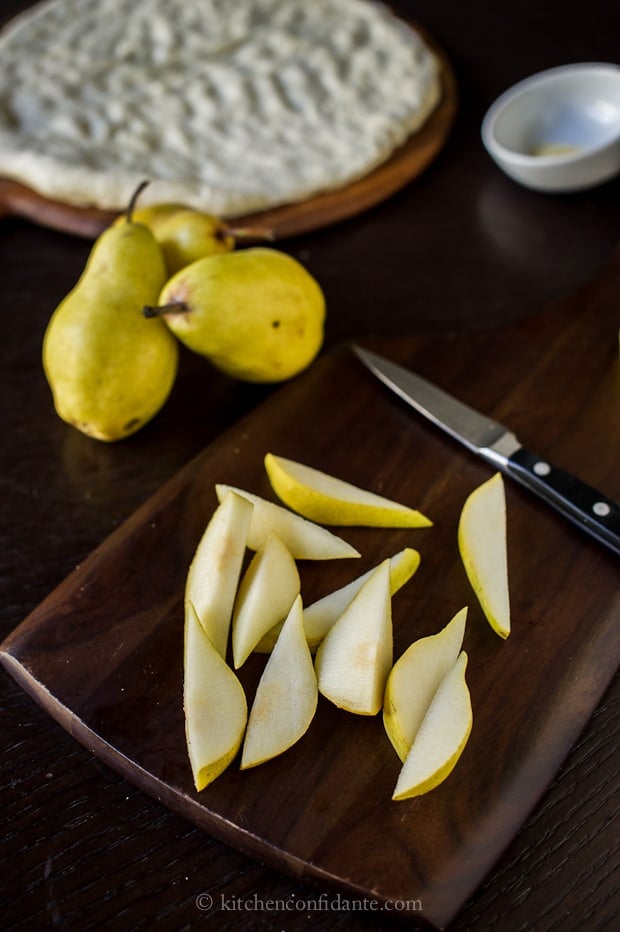 Pear & Walnut Gorgonzola Pizza | Kitchen Confidante | Pear Slices