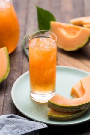 Cantaloupe Juice (Filipino Melon sa Malamig) with slices of melon.