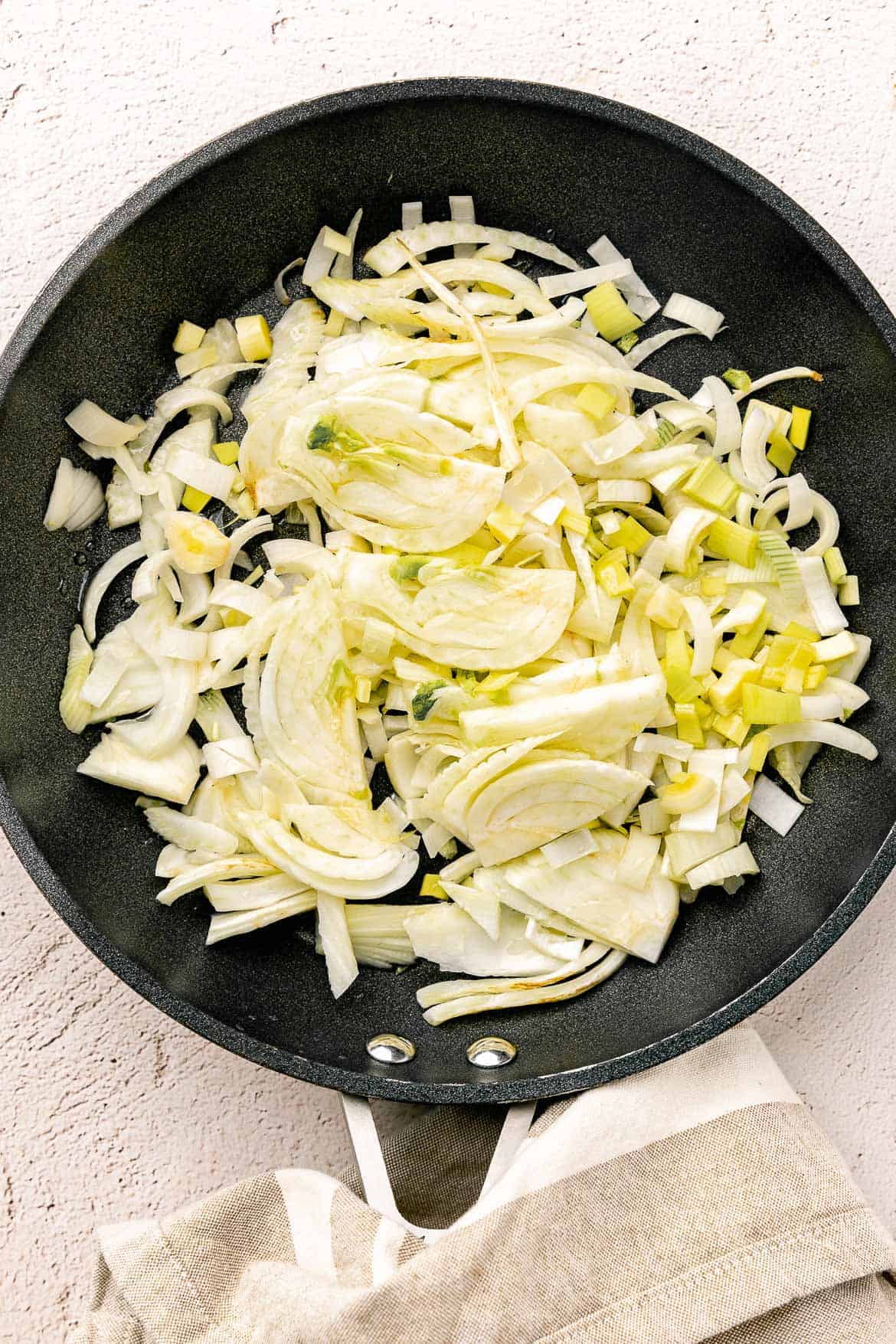 Fennel and leeks in a pan.
