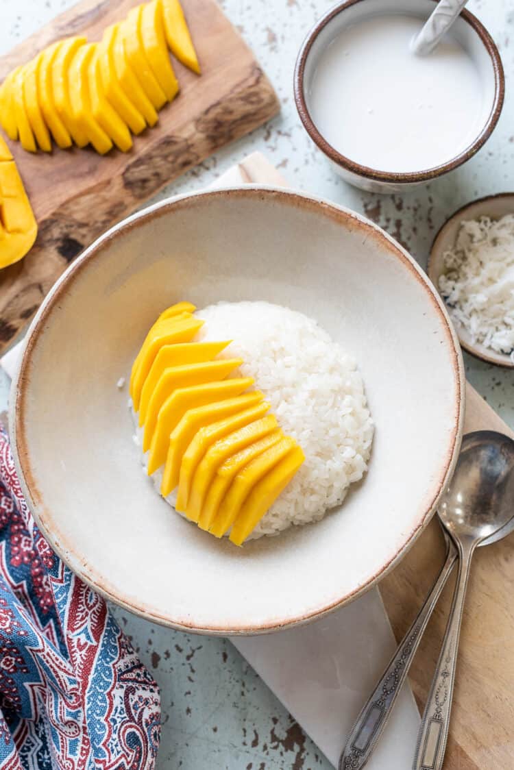 Sweet coconut sticky rice with mango slices.