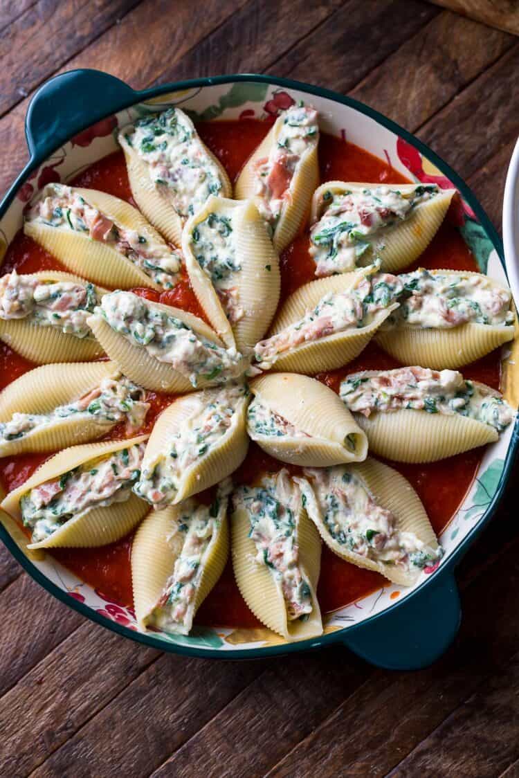 https://kitchenconfidante.com/wp-content/uploads/2023/11/Prosciutto-and-Spinach-Stuffed-Shells-kitchenconfidante.com-6820-750x1124.jpg