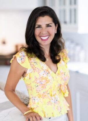 In Episode 121 of the Kitchen Confidante Podcast, Liren chats with Maureen Abood about Lebanese Baking.